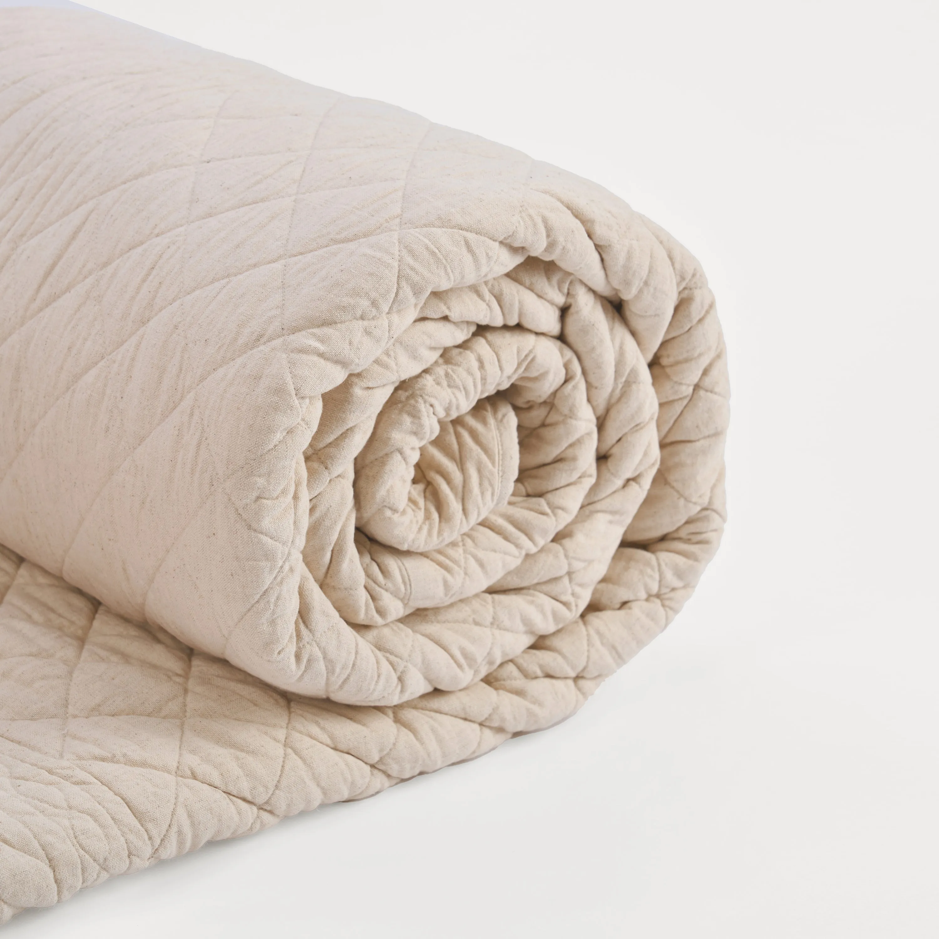 AMOUR - Beige cotton linen quilt with scalloped border