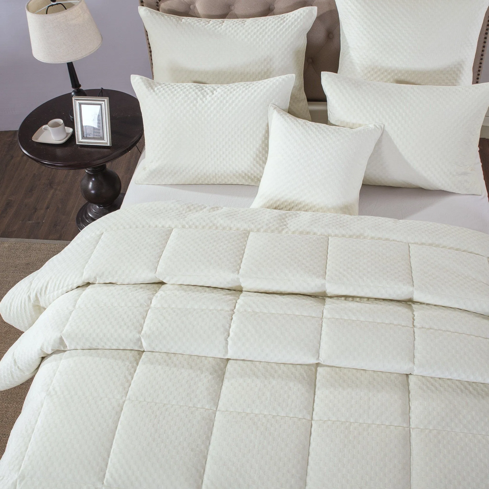 DaDa Bedding Dreamy Soft Velvet Ivory White Plush Velour Tufted Quilted Comforter Set (JHW861)